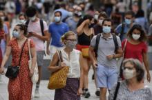 Des piétons portant un masque de protection dans une rue de Lyon le 22 aôut 2020
