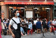 Des clients attablés à une terrasse à Paris, le 2 juin 2020, jour de la réouverture partielle des bars et restaurants