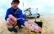 Le scientifique Edgar Dusacre, membre de l'association "4P Shore & Seas" montre des débris de microplastiques collectés sur la plage de Contis-les-Bains, dans les Landes