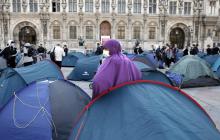 Des migrants se sont installés le 1er septembre sur le parvis de la mairie de Paris avant d'en être évacués par la police