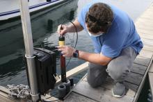 Mise en place un capteur de surveillance de la pollution de l'eau dans le port d'Ajaccio le 22 septembre 2020