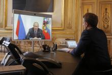Emmanuel Macron en visio-conférence avec Vladimir Poutine, le 26 juin 2020 à Paris