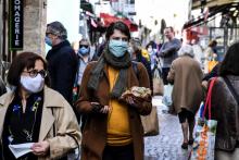 Une femme portant un masque de protection, le 18 mai 2020 à Paris
