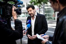 L'avocat Arié Alimi répond aux journalistes devant l'IGPN à Paris, le 13 mai 2019