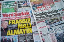 Les "Une" de journaux pro-gouvernement appelant au boycott des produits français, le 27 octobre 2020 à Istanbul, en Turquie