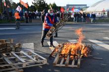 Manifestation devant l'usine Nokia à Lannion (Côtes-d'Armor) le 19 octobre 2020 pour protester contre le plan social prévoyant plus de 400 suppressions de postes sur le site