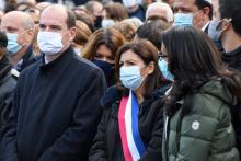 Le Premier ministre Jean Castex (C) et la maire de Paris Hidalgo (D) d'un rassemblement le 18 octobre 2020 à Paris pour rendre hommage à Samuel Paty, le professeur d'histoire décapité dans les Yveline