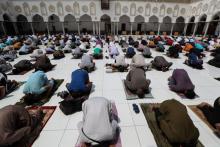 Des fidèles lors d'une prière du vendredi à la mosquée al-Azhar, au Caire, le 28 août 2020