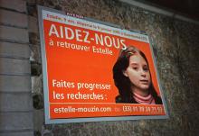 Un avis de recherche lancé après la disparition d'Estelle Mouzin, affiché sur un mur de Paris en mars 2003