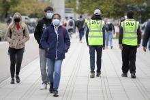 Deux étudiants vestes fluo membres de brigades sanitaires vérifient sur le campus de l'université de Strasbourg, le respect du port du masque, le 15 octobre 2020