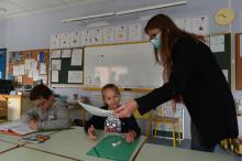 Une enseignante à l'école Alix-de-Bretagne, à Saint-Aubin-du-Cormier, en Ille-et-Vilaine, restée ouverte pendant le confinement pour accueillir les enfants des soignants, le 7 mai 2020