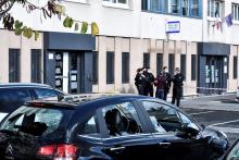 Des policiers au lendemain de l'attaque du commissariat de Champigny-sur-Marne (Val-de-Marne), au cours de laquelle des véhicules ont eu leurs vitres brisées par les assaillants, le 11 octobre 2020