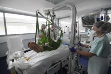 Des soignants dans une unité de soins intensifs pour patients infectés par le Covid-19 au CHU de Strasbourg, le 22 octobre 2020