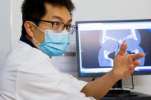 Le docteur Duc Trung Nguyen, otorhinolaryngologiste, explique à un patient atteint par le Covid-19 les principes de la rééducation olfactive, le 28 octobre 2020 au CHRU de Nancy-Brabois, à Vandoeuvre-
