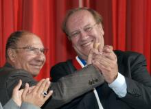 Jean-Pierre Bechter élu maire de Corbeil-Essonnes le 10 octobre 2009 félicité par son prédécesseur Serge Dassault (G), à Corbeil-Essonnes dans l'Essonne