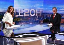 Jean-Luc Melenchon et la jounaliste Anne-Claire Coudray dans les studios de TF1, avant d'annoncer sa candidature à l'élection présidentielle de 2022, le 8 novembre 2020, à Paris