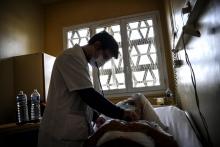 Un médecin s'occupe d'un détenu malade à l'hôpital pénitentiaire de Fresnes (Val-de-Marne), le 25 novembre 2020
