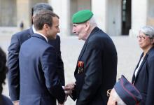 Emmanuel Macron salue Hubert Germain lors d'une cérémonie en hommage au Compagnon de la Libération décédé Fred Moore, en septembre 2017 aux Invalides
