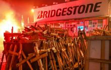 Une centaine de salariés se sont rassemblés devant l'usine de pneumatiques Bridgestone à Béthune, vouée à la fermeture