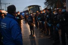Des migrants attendent de monter dans les bus qui vont les acheminer vers des centres d'hébergement, le 17 novembre 2020 à Saint-Denis