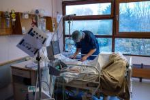 Le docteur Yann Groc du service de gériatrie de l'hôpital Emile-Muller de Mulhouse examine un patient atteint du Covid-19 le 17 novembre 2020