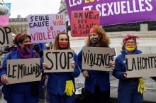 Manifestation de femmes Place de la République à Paris le 25 novembre 2020 pour la journée internationale pour l'élimination de la violence à l'égard des femmes