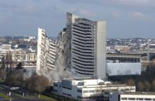 Le Tripode, un bâtiment qui a abrité pendant 20 ans des services administratifs, est détruit par implosion, le 27 février 2005 à Nantes, après onze mois de travaux de désamiantage
