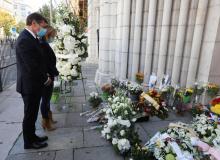 Le maire de Nice Christian Estrosi se recueille le 30 octobre 2020 en hommage aux victimes de l'attentat