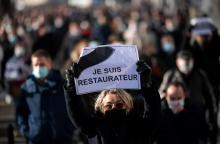 Une manifestante brandit une pancarte lors d'une manifestation à Nantes, le 30 novembre 2020.