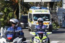 Une ambulance transporte le Tunisien Brahim Aouissaoui, auteur de l'attentat de Nice, sous escorte policière, pour le transférer à Paris, le 6 novembre 2020 à Nice