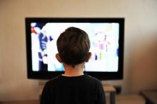 Un enfant regarde un dessin animé à la télévision 