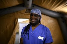 Rosa-François Lousassa, dit Loulou, ancien aide-soignant, sous la tente de triage du service des urgences de l'hôpital de la Salpêtrière, le 24 novembre 2020 à Paris