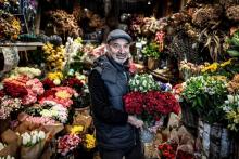 Un fleuriste pose à Paris le 27 novembre 2020 à la veille de la réouverture des commerces dits "non essentiels"
