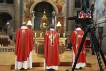 Messe retransmise via un smartphone dans l'église parisienne Saint-François-Xavier, le 4 avril 2020