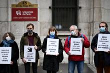 Des proches de défunts ayant donné leurs corps à la science manifestent devant le Centre du don des corps à Paris, le 27 novembre 2020
