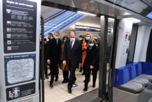 Le Premier ministre Jean Castex (C) et la présidente de la Région Ile-de-France Valérie Pécresse (en manteau orange) inaugurent le prolongement de la ligne 14 du métro, à Paris le 14 décembre 2020