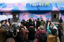 José Bové et les bénévoles de "L'Après M" devant l'ancien Mc Donald's lors de son inauguration à Marseille le 19 décembre 2020