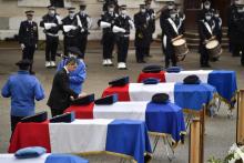 Le ministre français de l'Intérieur Gérald Darmanin assiste à l'hommage national rendu aux cinq secouristes victimes d'un accident d'hélicoptère une semaine plus tôt, le 15 décembre 2020 à Chambéry