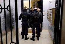 Des policiers de la Bac75N évacuent les participants à une soirée clandestine à Paris le 6 décembre 2020