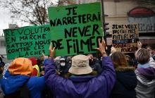 Des manifestants contre la proposition de loi "Sécurité globale" le 12 décembre 2020 à Paris