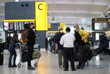 Des voyageurs en attente à l'aéroport londonien d'Heathrow le 21 décembre 2020