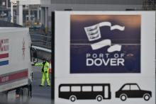 Des camions arrivent au port anglais de Douvres le 31 décembre 2020 alors que le Royaume-Uni s'apprête à quitter le marché unique européen