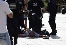 Le supporter anglais Andrew Bache à terre, pris en charge par les forces de l'ordre après avoir été agressé par deux supporters russes lors de l'Euro-2016, le 11 juin 2016 à Marseille