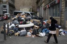 Des monceaux d'ordures dans des rues de Marseille, en raison d'une grève du ramassage, le 23 décembre 2020