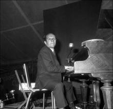 Le pianiste de jazz français Claude Bolling se produit lors d'un concert à Alfortville (Val-de-Marne) en 1966