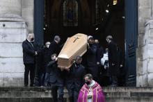 Le cercueil contenant la dépouille de l'acteur français Claude Brasseur quitte l'église Saint-Roch à Paris, le 29 décembre 2020