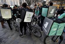 Des livreurs à vélo manifestent à Bordeaux le 15 mars 2017