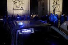 Manifestation de policiers, au pied de l'Arc de Triomphe, place de l'Etoile, à Paris, le 14 décembre 2020