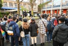 Elèves et enseignants s'étaient réunis dans la cour du Lycée Fènelon à Lille le 18 décémbre 2020 pour célébrer la mamoire d'une élève transgenre deux jours après qu'elle se soit suicidée.