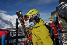Un skieur portant un masque de protection arrive en haut de l'Aiguille du Midi, le 16 mai 2020 à Chamonix lors du premier week-end post-confinement en France